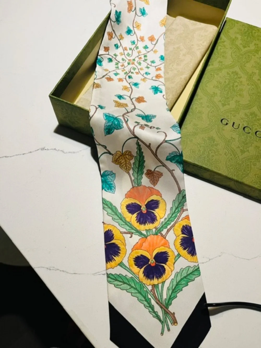 Rare Gorgeous Authentic Gucci Flora Print Silk Neck Bow scarf/bandeau